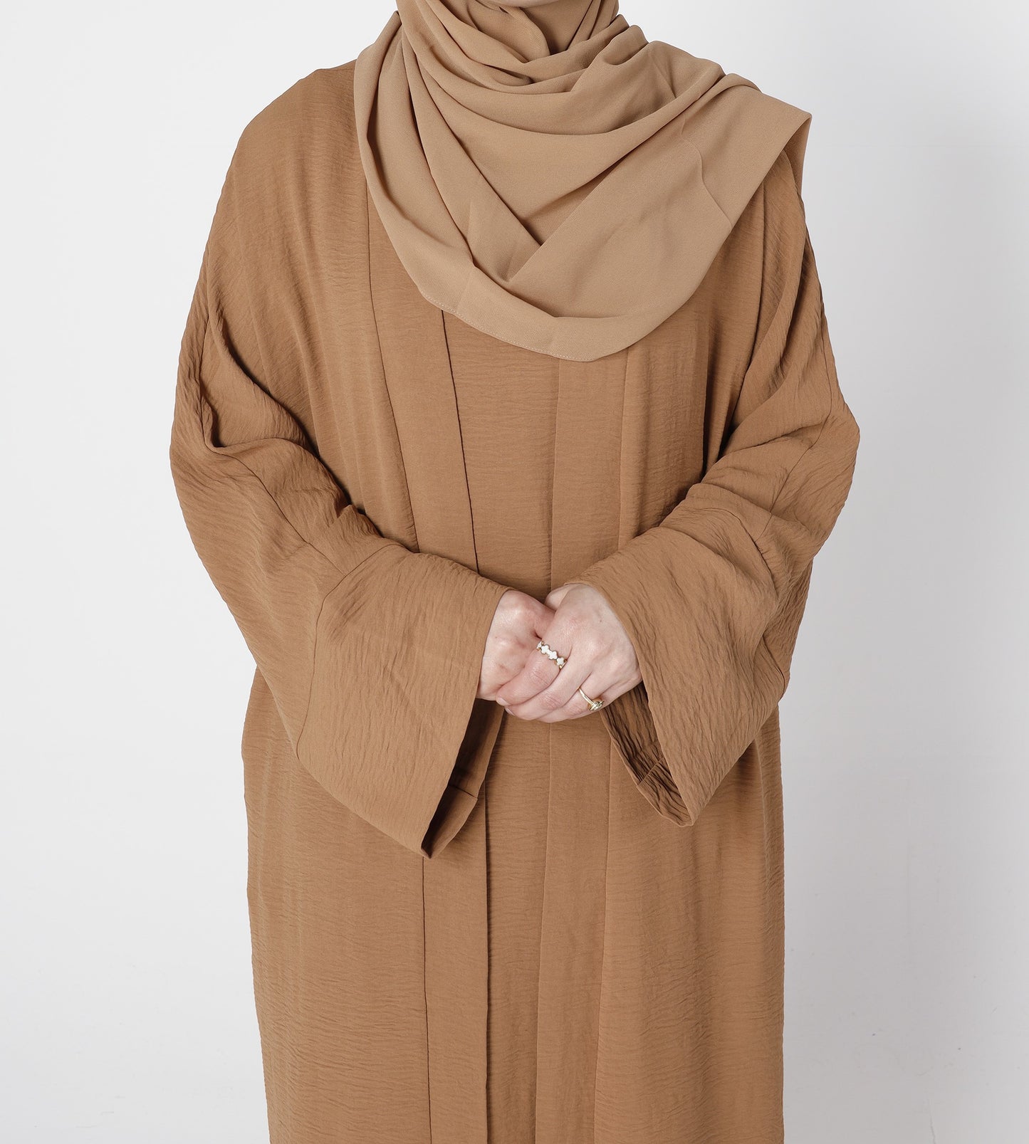 Close-up crinkle fabric texture of cocoa brown abaya set – Qalbi modest wear
