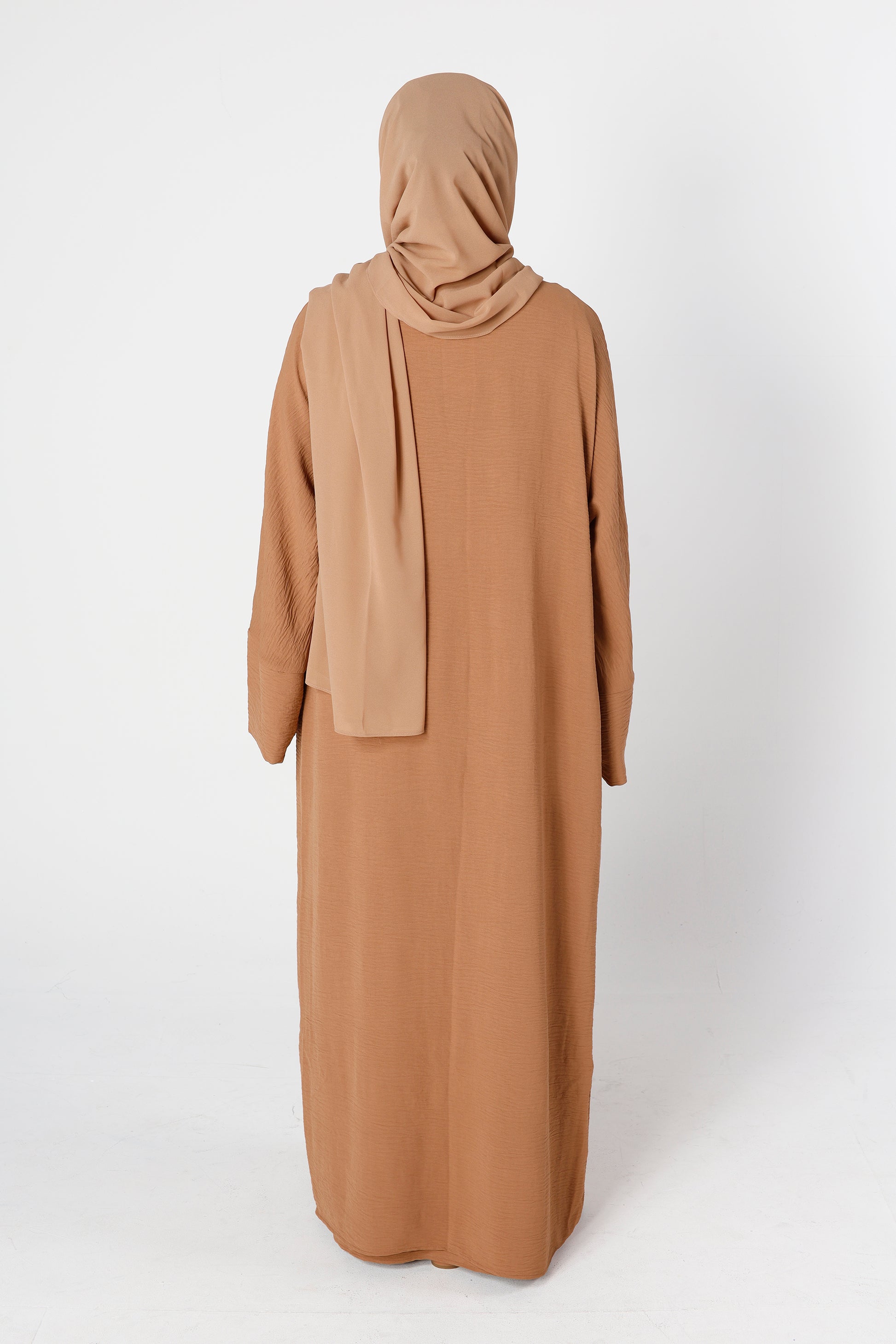 Back view of cocoa brown crinkle abaya set with flowing design – Qalbi