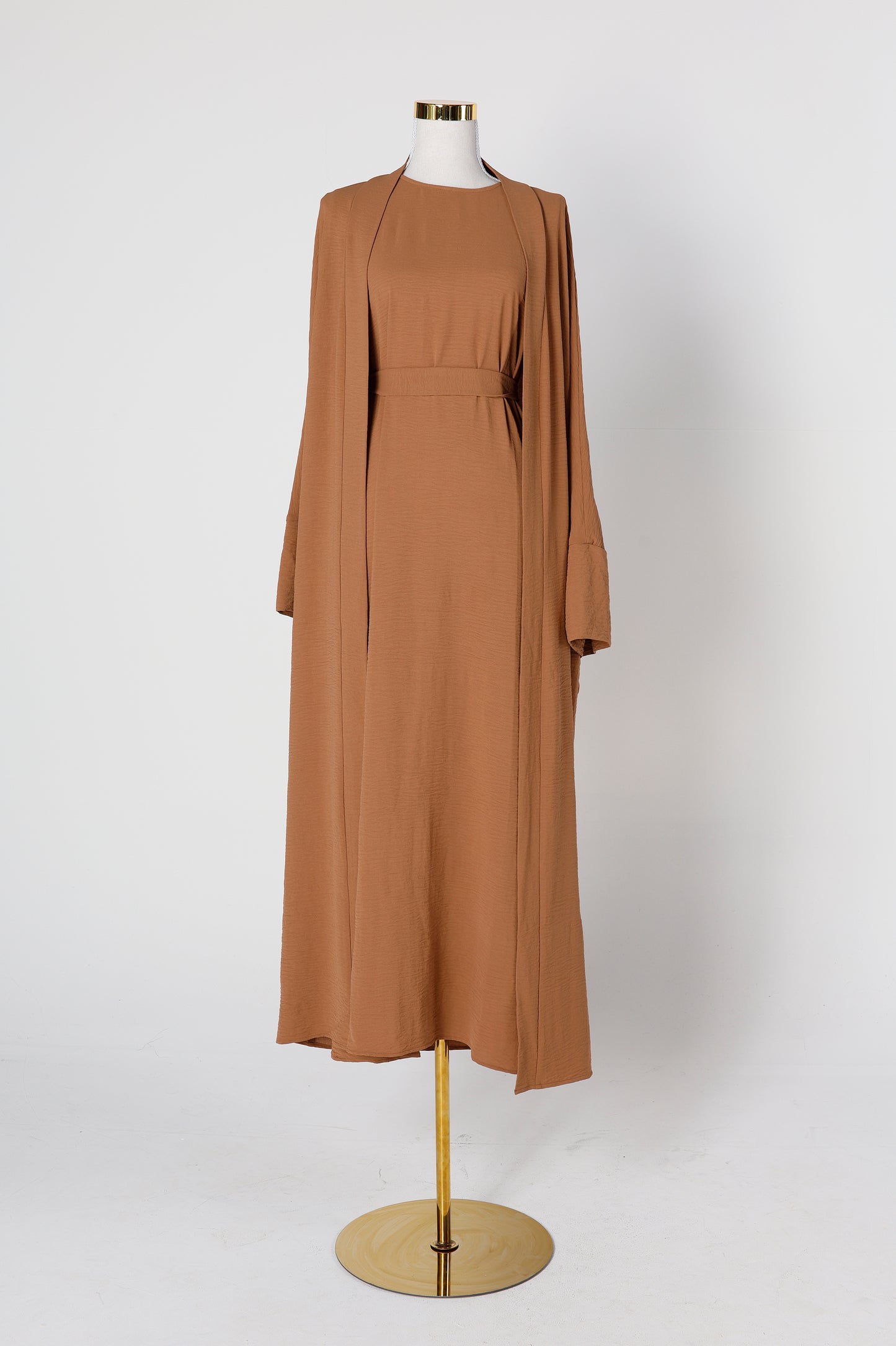 Cocoa brown crinkle abaya 3-piece set displayed on mannequin – Qalbi modest fashion