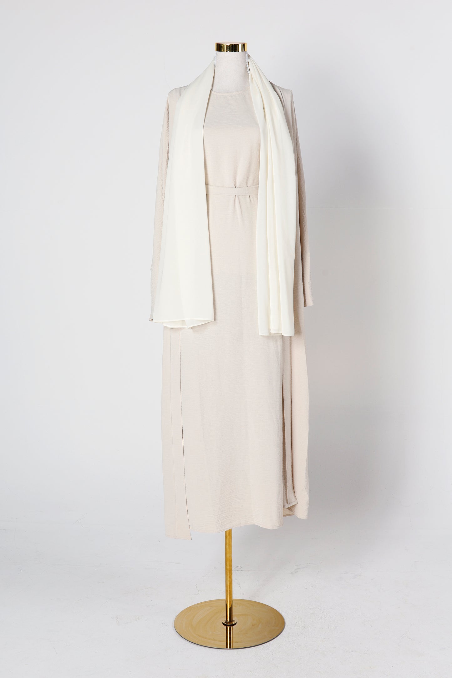 Ivory cream crinkle abaya 3-piece set with belt on mannequin – Qalbi