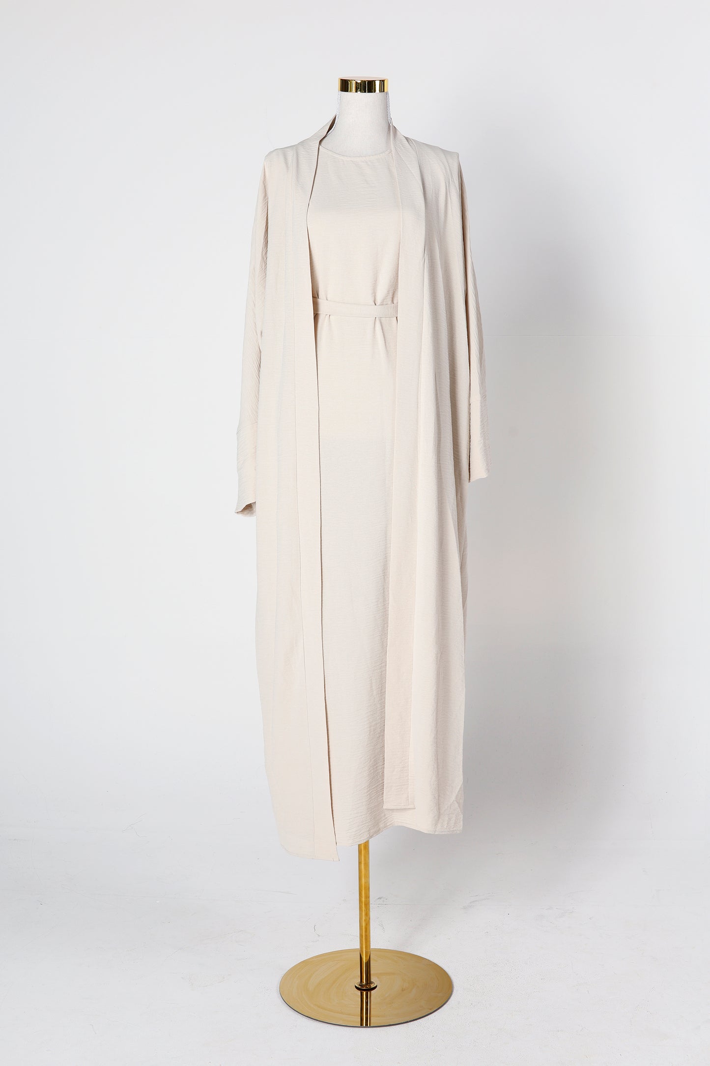 Ivory cream crinkle abaya 3-piece set with belt on mannequin – Qalbi modest fashion