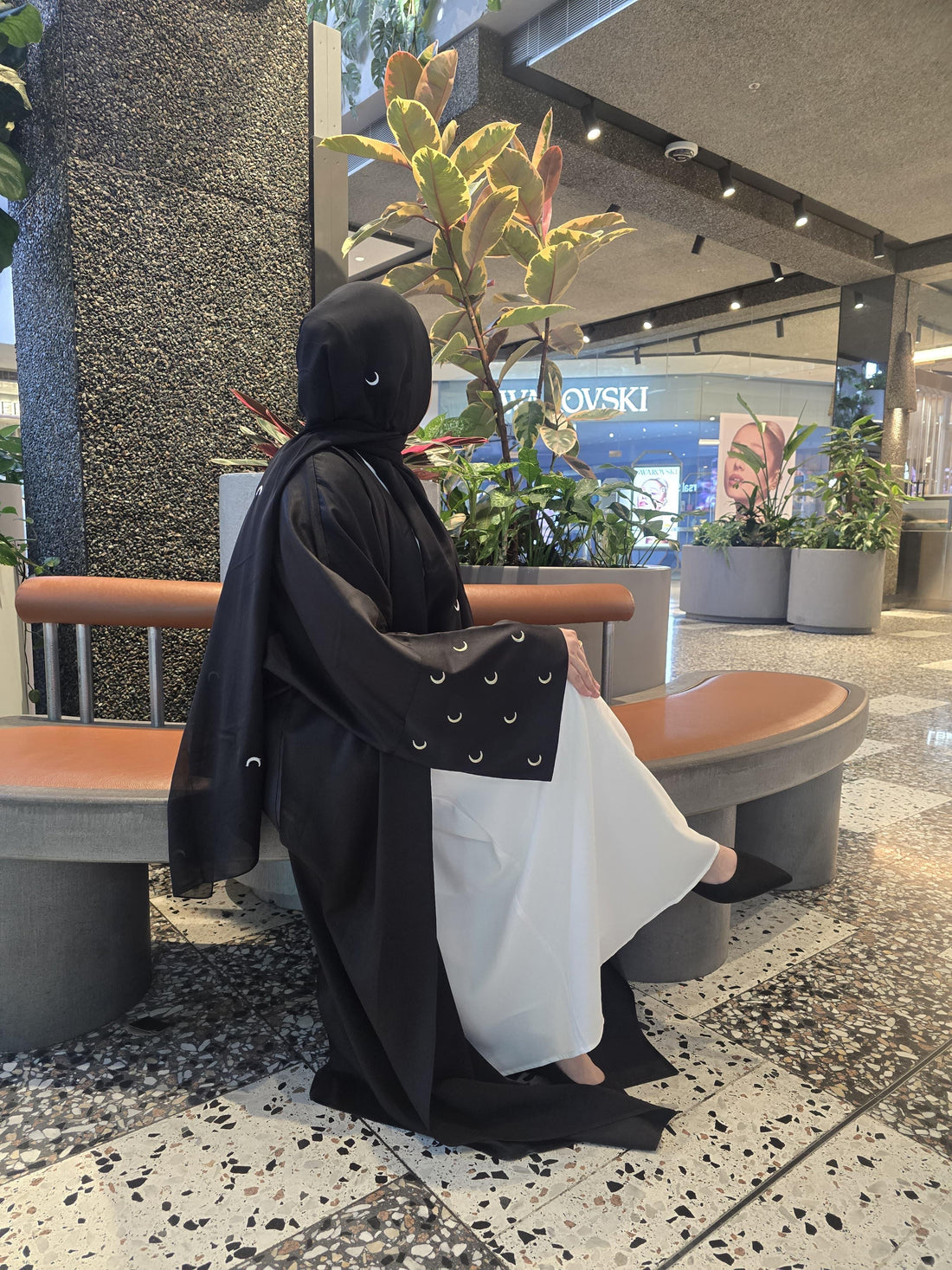 Black Crescent Abaya side view – perfect Hijab and Abaya Matching