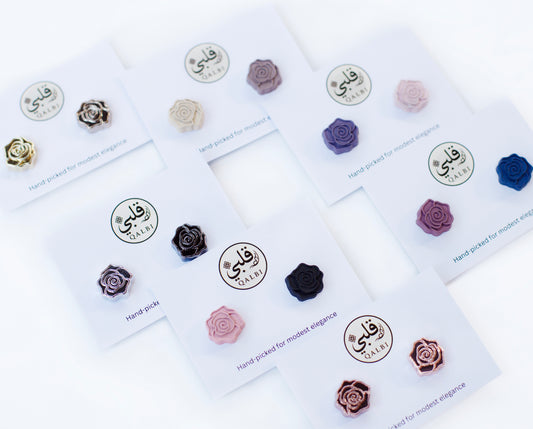 Rose-shaped hijab magnets in multiple colors displayed on magnet cards, showing elegant floral design and strong magnetic hold.