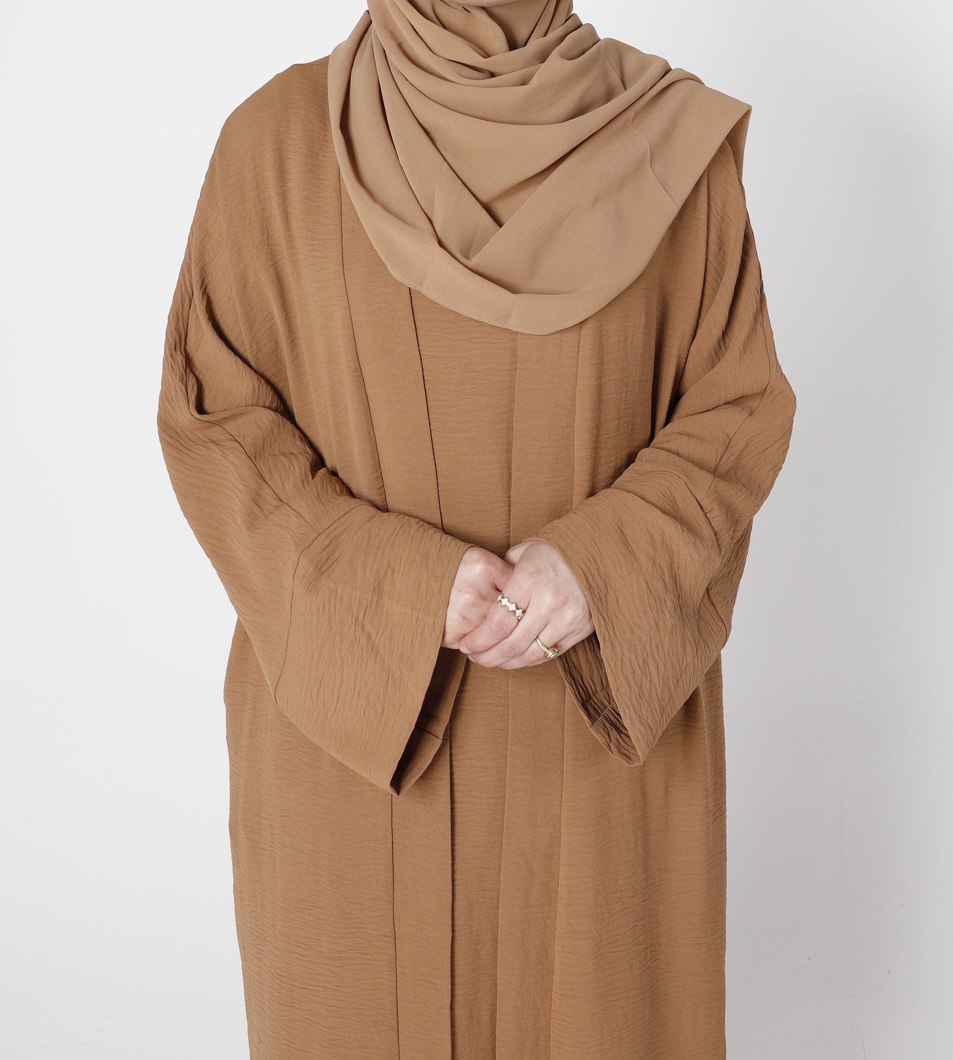 Close-up crinkle fabric texture of cocoa brown abaya set – Qalbi modest wear