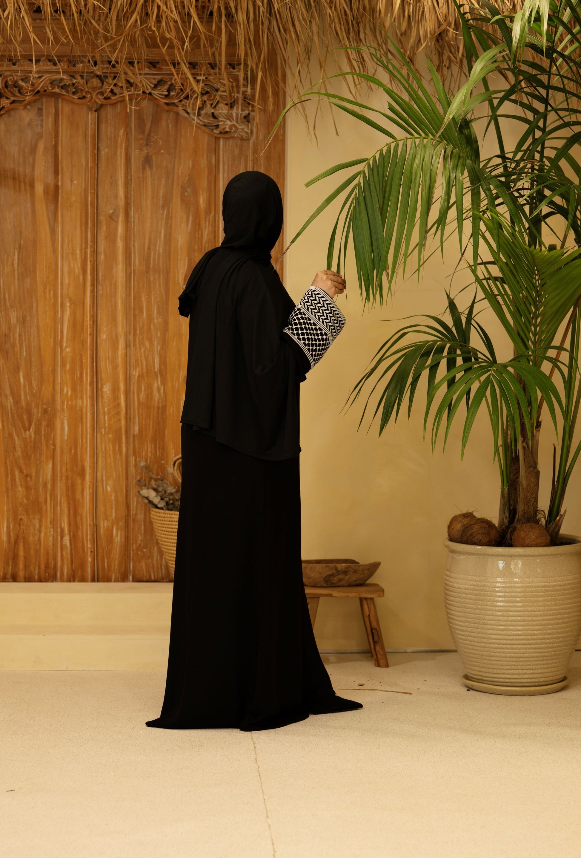 Elegant Keffiyeh Abaya Black Noir modest wear flowing silhouette