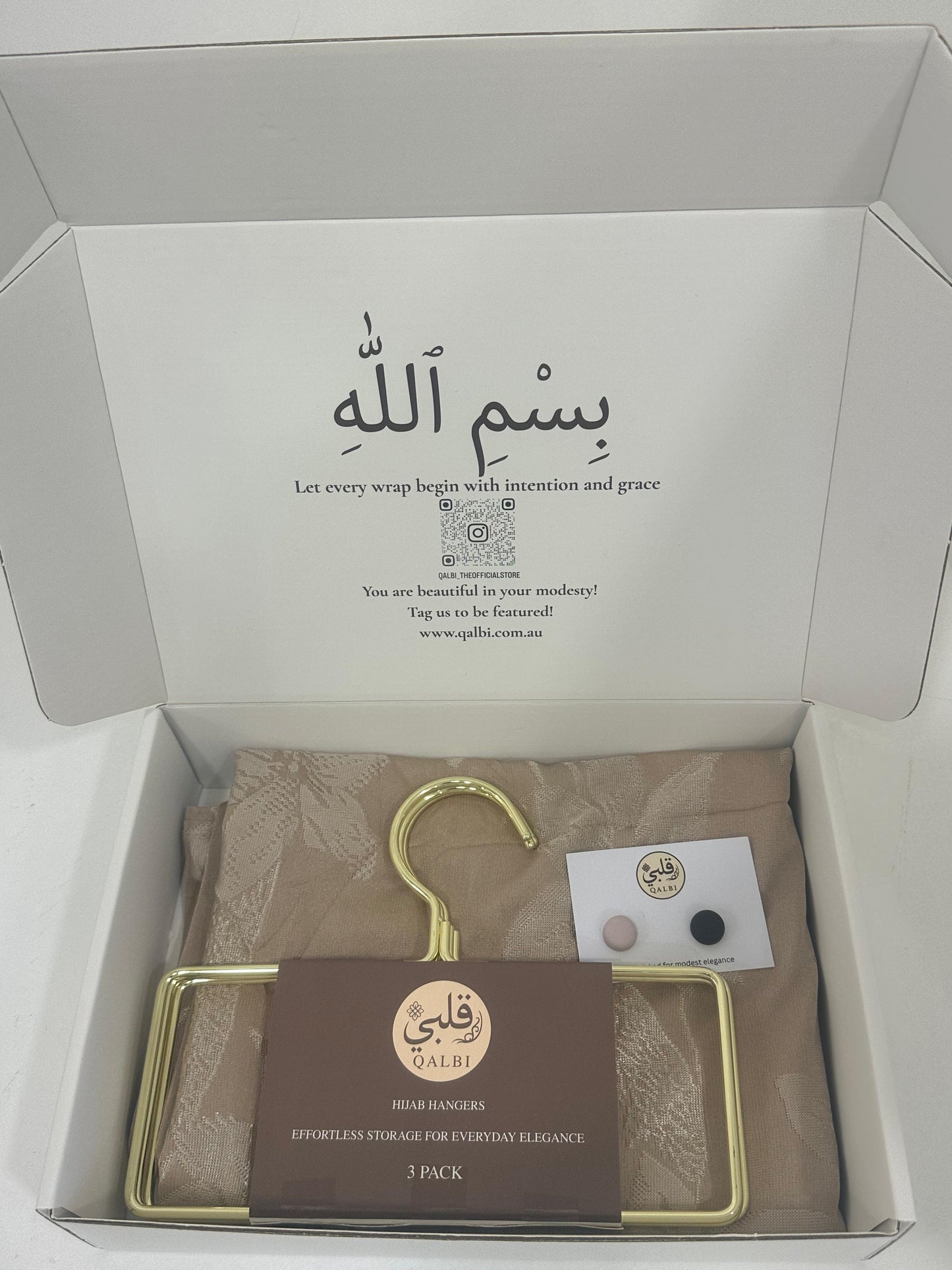 The product comes packaged with hangers and a labeled insert, arranged neatly inside the box.