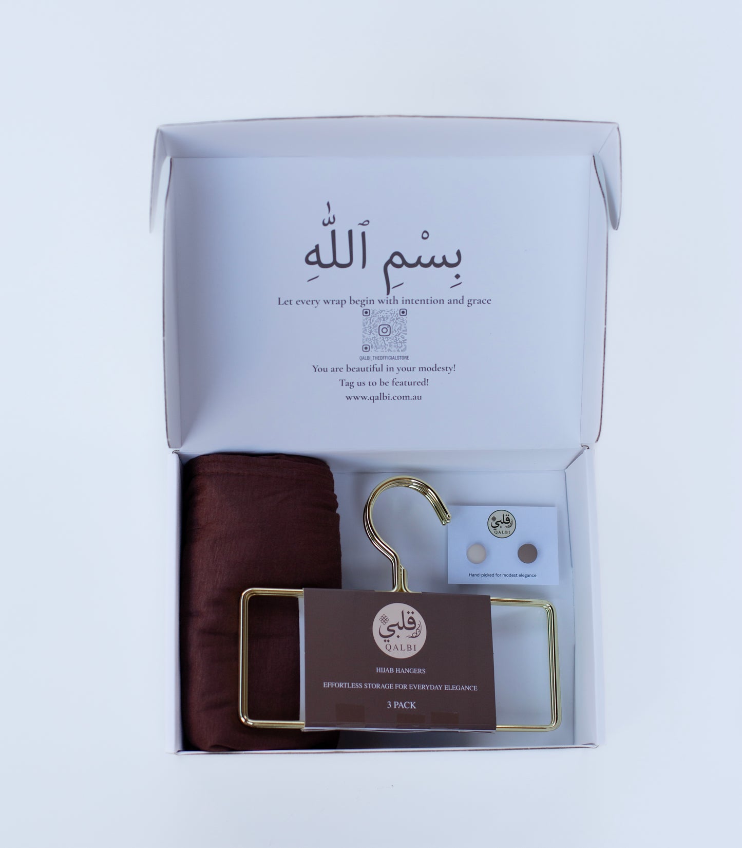 Detailed view of the Gold Hanger Pack (Set of 3) and the Magnet Card Set, highlighting the practical accessories included in the hijab gift box.